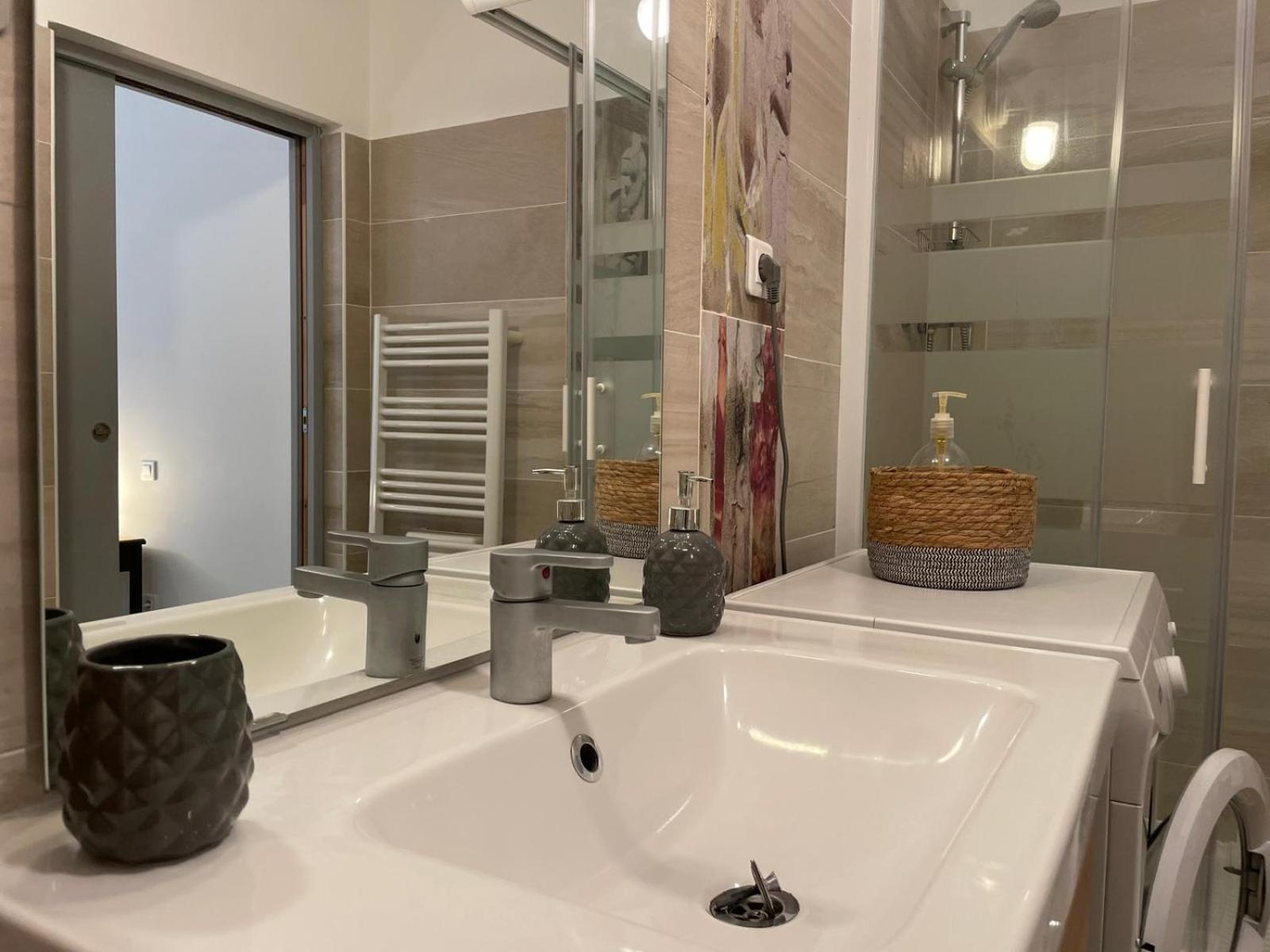 Joli Appartement Hypercentre T2, Classe Meuble De Tourisme 3 Avec Parking Gratuit Béziers Esterno foto